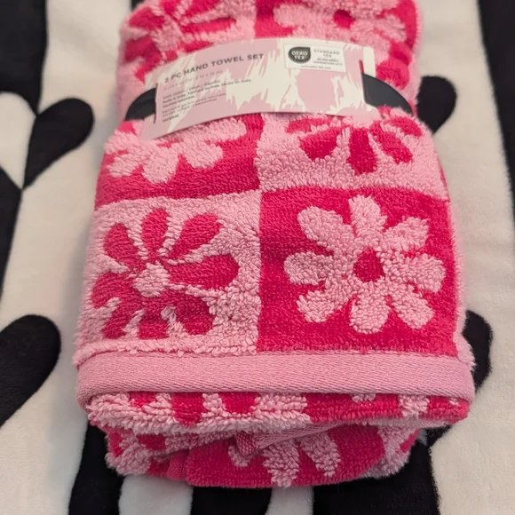 Betsey Johnson Pink Floral Hand Towel Set - Picture 8 of 8